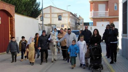 Los vecinos de Buñuel que participaron el domingo en esta actividad, durante un momento del recorrido.