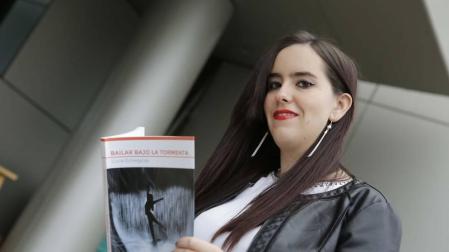 Lucía Echegaray, de 18 años, con un ejemplar de su libro.
