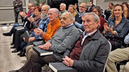 El acto de conmemoración del aniversario de la federación de Apymas Herrikoa dedicó un reconocimiento especial a los 9 presidentes que ha tenido en sus 4 décadas. En primera fila, y de derecha a izquierda: José Luis Irisarri, Esteban Gallego, Miguel Torregrosa, Enrique Uriarte, Isabel Irigoyen, Pedro Rascón y Santiago Álvarez. En la imagen falta Demetrio Fernández, que no acudió, y José Luis García, actual presidente.