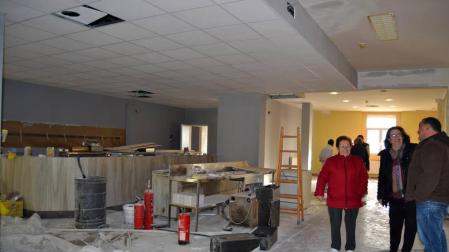 María Teresa Sádaba, presidenta del club de jubilados, Isabel Nausía, tesorera y el alcalde Manuel Terés visitan las obras que se están realizando en la sede de la asociación.