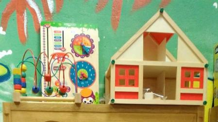 Miles de juguetes buscan hogar en la venta especial navideña de Traperos de Emaús