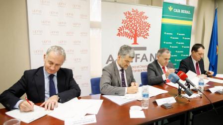 Juan Francisco Corona (presidente del Instituto de Empresa Familiar), Alfonso Carlosena (rector de la UPNA), Francisco Esparza (presidente de ADEFAN) y Juan María Ayechu (director del área de empresas de Caja Rural de Navarra).
