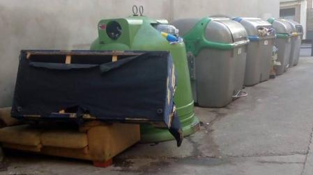 Muebles aplilados junto a unos contenedores en Corella.