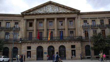 Un ciclista circula frente a la sede del Ejecutivo Foral, en la Acenida Carlos III de Pamplona.