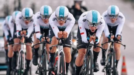 Sky arrasa en la crono por equipos del Dauphiné; Kwiatkowski, líder