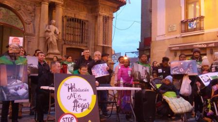 Concentración de la PAH en Pamplona para pedir una "vivienda digna".