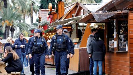 Reabre el mercado de Navidad de Estrasburgo escenario del atentado del martes