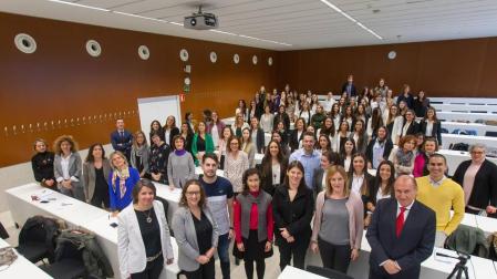 Andrea Macaire, en primera fila, quinta por la izquierda, con los alumnos de la Universidad de Navarra y futuros asistentes de dirección a los que ofreció una charla.
