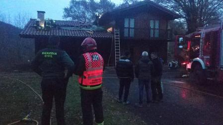 Arde el porche exterior de una casa de madera en Sunbilla sin heridos