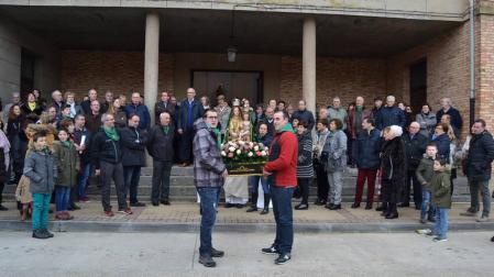 A la salida del templo, los cofrades y los asistentes a la misa entonaron la aurora de La Monlora, dirigida por Genaro Benito.