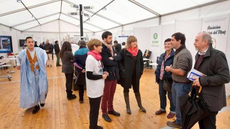 La consejera Ollo escucha, junto a Álvaro Baraibar, las explicaciones de los organizadores.