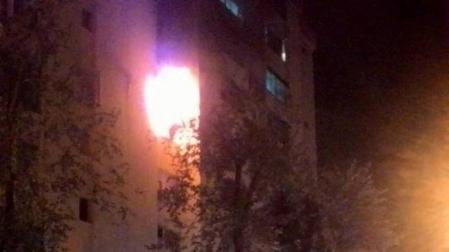 Tres heridos leves por inhalación de humo en incendio de edificio en Sevilla