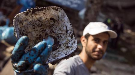 Cientos de voluntarios sacaron más de 1000 bolsas con restos de plástico en una hornada de limpieza el río a su paso por la capital egipcia.