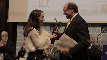 Zelai González recoge de manos del Director del Jurado, Carmelo Guillén Acosta, el Premio Adonáis de Poesía Joven 2018 otorgado a Marcela Duque, por su poemario Bello es el riesgo.