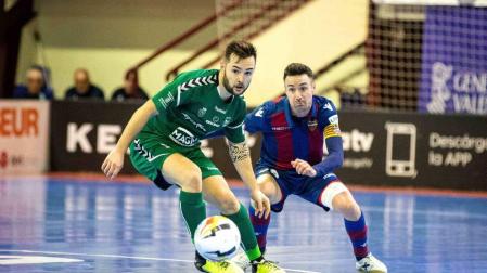 Dani Saldise, autor de dos goles en Paterna, trata de controlar el balón ante la presión del levantinista Jorge Santos.