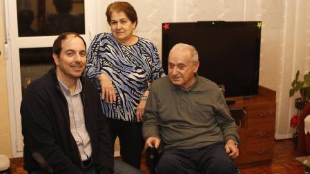 Eduardo Villarón Blanco, con  Soledad Irisarri y Alfonso María, en el salón de la casa del matrimonio.