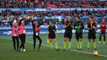 La Asociación Saray realiza el saque de honor en el Osasuna-Alcorcón