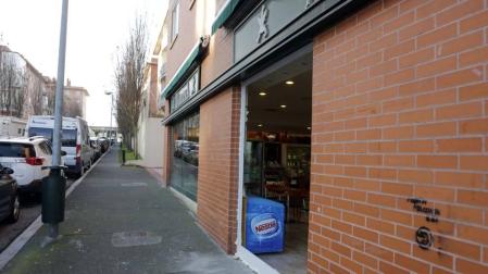Los autores del atraco fracturaron un escaparate de la cafetería con un coche.