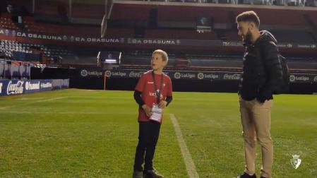 Un niño autista asiste al Osasuna-Alcorcón y conoce a Roberto Torres