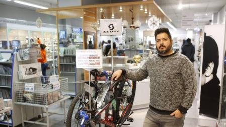 Óscar Ambrojo Aragón en el interior de la tienda TocaTeja que abrieron hace 20 años en la calle Paulino Caballero.