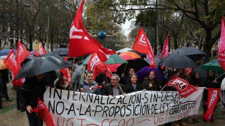 Una de las manifestaciones de UGT y CC OO frente a la proposición de ley de Internalización de Servicios Públicos.