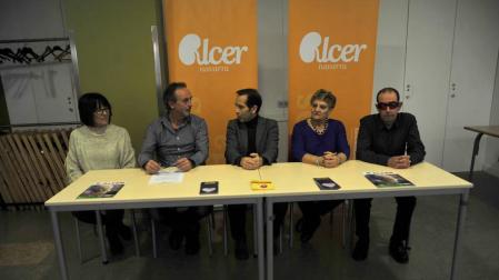 Desde la izda., Soco Ojer, concejala de Salud de Tafalla; el alcalde, Arturo Goldaracena; Manuel Arellano, presidente de Alcer Navarra; Albina Prieto, concejala de Asuntos Sociales; y Vicente Pellicer, vicepresidente de Alcer y vecino de Tafalla, durante la presentación del nuevo centro de atención.