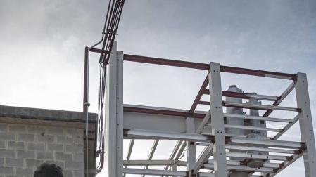 La refinería, en construcción con el equipamiento más voluminoso ya introducido.