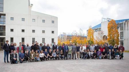 Foto de grupo de los estudiantes con las autoridades académicas de la Universidad Pública de Navarra.