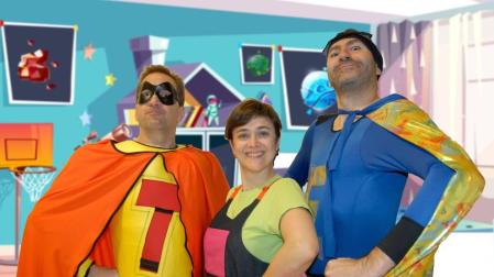 David Larrea (izq.), Ana Berrade y Miguel Goikoetxandía, caracterizados como sus personajes.