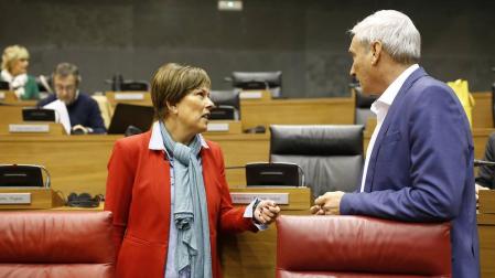 Uxue Barkos habla con el consejero Mikel Aranburu.
