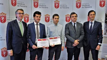 Izda a dcha: Enrique Ordieres (presidente de Laboratorios Cinfa), Jesús Olivas Menayo y Diego Latasa Abacens (MIR que han obtenido beca), Rafael Teijeita (presidente del Colegio de Médicos) y Manuel Landecho (hermano de psiquiatra fallecido Ignacio Landecho).
