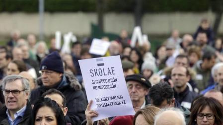 Unas 5.000 personas según los convocantes y 1.500 según la Delegación del Gobierno se han congregado en el parque de la Insumisión para mostrar su descontento con el programa educativo impulsado por el Gobierno foral.