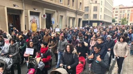 El grupo de madres y padres que reclaman la devolución del IRPF se ha manifestado este sábado en Pamplona para reclamar el IRPF por las bajas de maternidad.