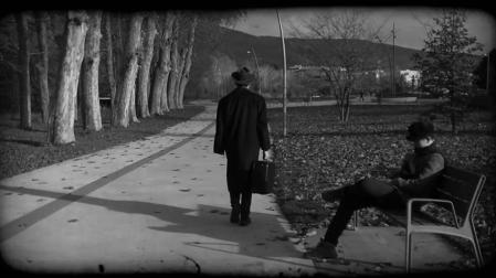 El viajero caminando de espaldas en Zorte urdina (Biurdana BHI).