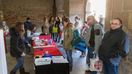 puesto de envoltura de regalos instalado en el zaguán de la Casa del Reloj de la plaza de los Fueros de Tudela.
