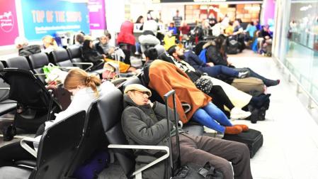Varios pasajeros aguardan en el aeropuerto de Gatwick en Londres (Reino Unido).
