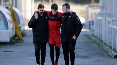 Javi Martínez abandona el entrenamiento de Osasuna con ayuda.