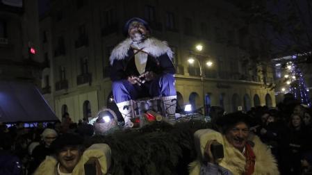 Miles de personas acompañaros al carbonero en su visita a la capital navarra.