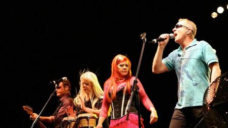 La mítica B-52s, nuevo cabeza de cartel del Azkena Rock de Vitoria 2019