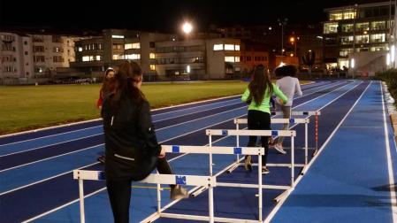 Entrenamiento en la nueva pista de atletismo de Larrabide.