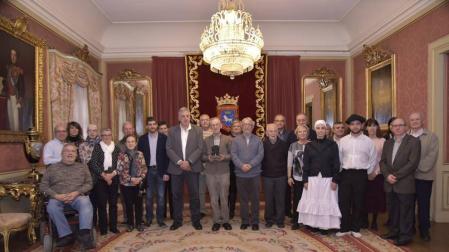 El Olentzero de Pamplona premia al escritor y etnólogo Pello Apezetxea