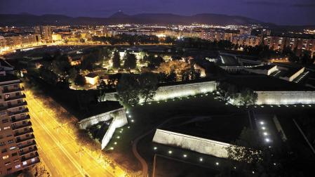 Vista nocturna de la Ciudadela de Pamplona.