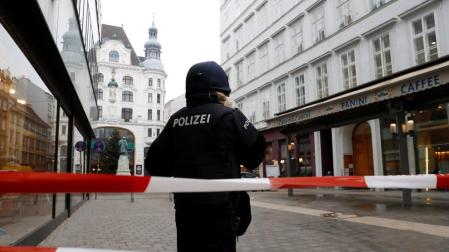 Un policía, en el exterior del restaurante de Viena donde han ocurrido los hechos.