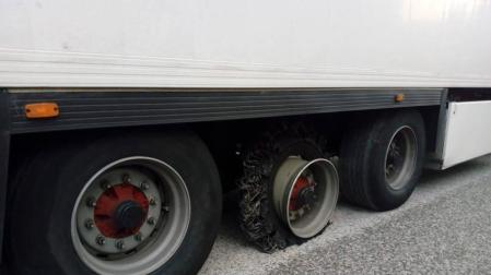 Denunciado un camionero por conducir drogado y con la rueda reventada