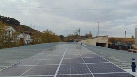 Vista de las placas solares que se han colocado en la nave de Mairaga en Tafalla.