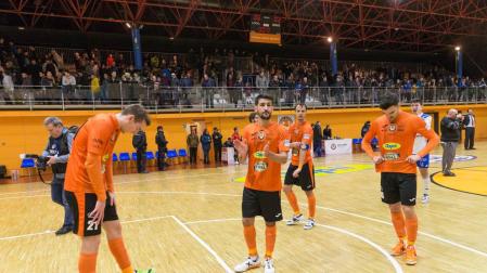 Los jugadores del Aspil-Vidal se despiden del público tras el último partido disputado en el pabellón Ciudad de Tudela.