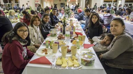 La cena navideña de Fundación Core reúne a 400 inmigrantes