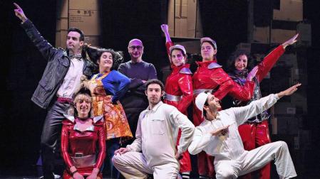 Los principales intérpretes de Pigman, Itsaso Agirre, Ilunber Aiestaran, Jon Aldaya, Andrea Laquidain, Pablo Cañete, Andrea Lacasa, Paula Montilla, Alicia García, junto al director, Ramón Vidal (tercero por la izquierda).