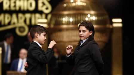 Fotos de los asistentes, disfraces y de los mejores momentos del sorteo de Lotería de Navidad 2018, celebrado en el Teatro Real de Madrid