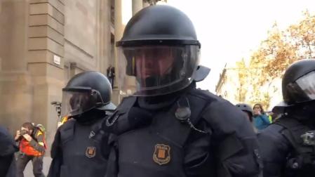 Un mosso a un agente rural independentista "la República no existe, idiota"